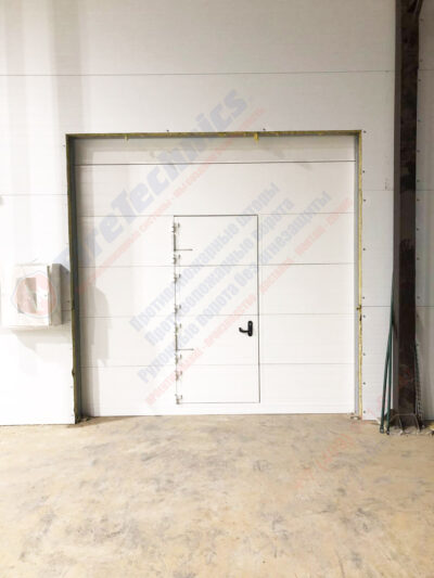 Автоматические секционные противопожарные ворота FireTechnics EI60 на производстве